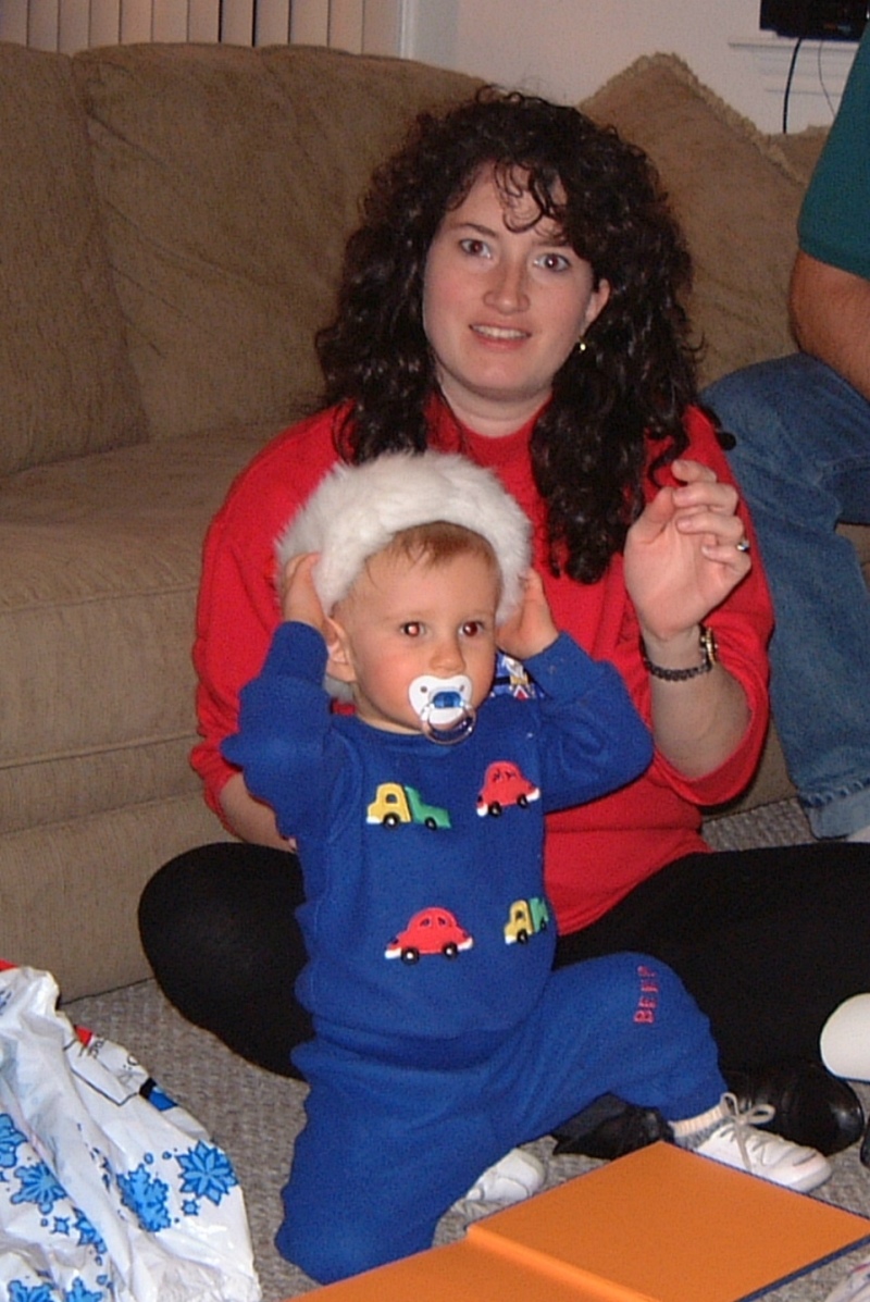 Hildebrand Christmas ScreenSaver/800x600_2000-12-21-07 one picture with the Santa hat.jpg
